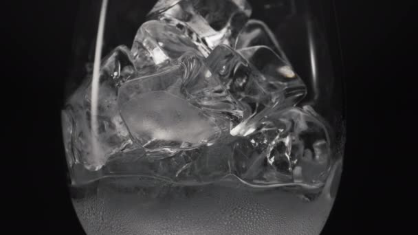 Gefrorene Blöcke Schmelzen Weinglas Nahaufnahme Eiswürfel Füllen Transparentes Tropfglas Mit — Stockvideo
