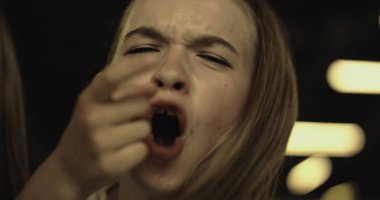 Sınıf arkadaşlarına hakaret eden zalim okul çocukları yakın durun. Saldırgan öğrenciler bilinmeyen kurbanlara sataşıyor. Kızgın öğrenciler dersten sonra koridorda dikilip alay ediyorlar. Okul zorbalığı konsepti.