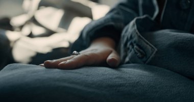 Orijinal yüzük ritmi olan bir kız eli. Tanınmayan bayan yolcu kot ceket giyiyor ve enerjik müzik dinliyor. Okul servisinde tek başına oturan genç. Eve dönerken şarkıyla eğleniyor.. 