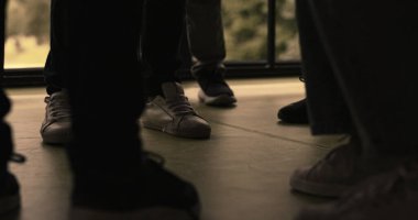Bir grup öğrenci koridorda ayakta dikiliyor. Tanımlanamayan öğrenciler, toplumdan dışlanmışları koridorda birlikte rahatsız ediyorlar. Kızgın okul kabadayıları içeride kavga eder. Ergenlik dönemi şiddet sorunları kavramı.