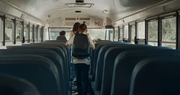 Alunos Energéticos Deixam Vaivém Académico Multidões Amigáveis Saem Ônibus Escolar — Fotografia de Stock