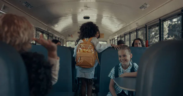 Група Різноманітних Учнів Які Сідають Шкільний Автобус Після Вивчення Вигляду — стокове фото