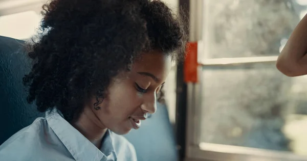 Радісна Кучерява Афроамериканська Дівчина Дивиться Вниз Розмовляючи Другом Автобусі Близько — стокове фото
