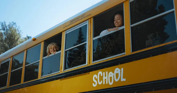 Duas Crianças Idade Escolar Olhar Pela Janela Autocarro Manhã Estudantes — Fotografia de Stock