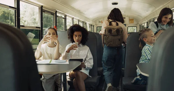 Estudantes Multiculturais Sentados Ônibus Escolar Horário Manhã Diversas Crianças Alegremente — Fotografia de Stock