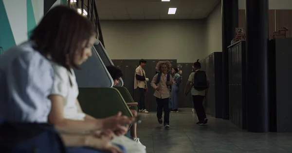 Dos Colegialas Graves Desplazándose Tableta Ordenador Sentado Sala Escuela Chico —  Fotos de Stock