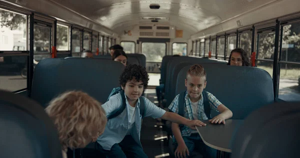 Различные Школьники Выходят Школьного Автобуса Солнечным Утром Милые Мальчики Младшего — стоковое фото