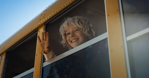 Criança Escola Sorrindo Acenando Para Fora Janela Ônibus Escola Sozinho — Fotografia de Stock