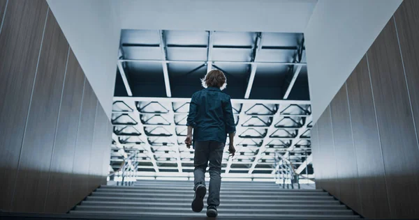 Entspannte Teenager Silhouette Die Bei Hellem Licht Allein Die Treppe — Stockfoto