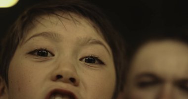 Çatışma mağdurlarına bağıran çeşitli öğrenciler okul salonunda yan yana duruyorlar. Saldırgan Asyalı çocuk bilinmeyen bir serseriyi itiyor. Kızgın sınıf arkadaşları çaresiz öğrencilere hakaret ediyor. Gençlerin zulüm konsepti.