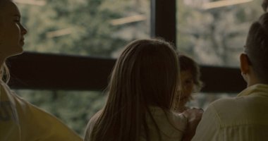 Öfkeli gençler ilkokul koridorunda ilkokul çocuğunu itiyor. Sınıf arkadaşları sınıf çatışmasından sonra depresif serserilere sataşıyor. Çocuklar liseli çocukları acımasızca rahatsız ediyor. Fiziksel şiddet kavramı.