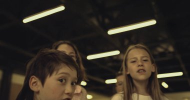 Okul koridorunda öğrencilere sataşan zalim öğrenciler diye bağırmak. Saldırgan çocuklar cezalandırıcı ergen çocuklarla alay ediyor. Çeşitli gençler çatışmadan sonra bilinmeyen sınıf arkadaşlarını aşağılıyor. Zorbalık kavramı.