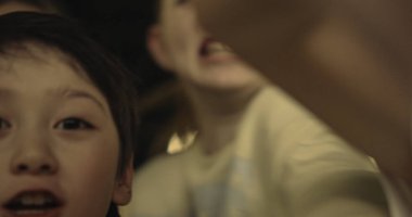 Sınıf arkadaşlarına bağıran çeşitli agresif liseli gençler. Karanlık koridorda duruyorlar. Kızgın duygusal çocuklar koridorda çatışma mağdurlarını yumrukluyor. Sosyal reddedilme kavramı.