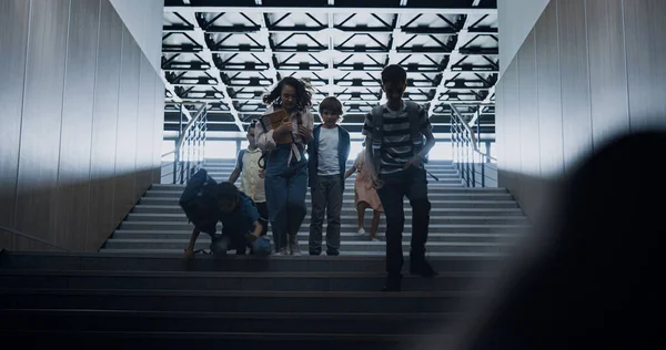 Fröhliche Schulkinder Die Die Treppe Hinunterlaufen Und Einem Verärgerten Einsamen — Stockfoto