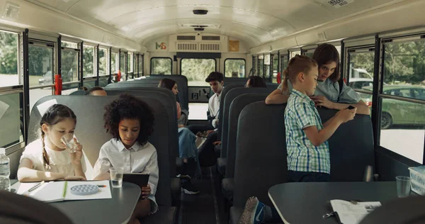 Diversos Colegas Adolescentes Sentados Juntos Ônibus Escolar Conversando Aula Alegre — Fotografia de Stock