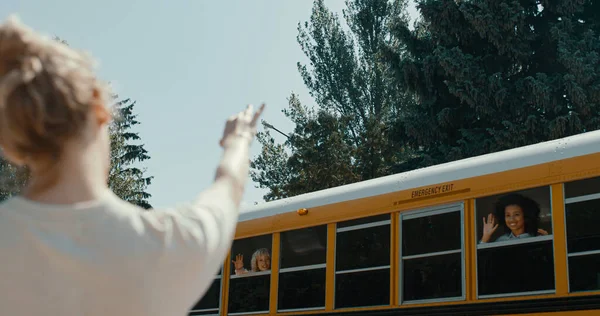 Любящая Мать Машет Маленькому Сыну Жёлтом Школьном Автобусе Дети Ходят — стоковое фото