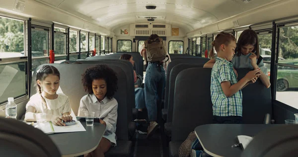 Diversos Alumnos Sentados Viaje Espera Autobús Escolar Grupo Niños Multiétnicos —  Fotos de Stock