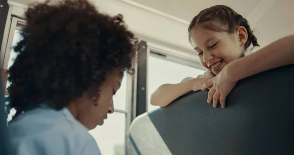 Цікава Афроамериканська Дівчина Яка Розмовляє Однокласницею Шкільному Автобусі Дві Гарненькі — стокове фото