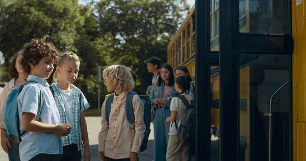 Diversos Estudantes Ensino Fundamental Estão Juntos Clássico Ônibus Escolar Amarelo — Fotografia de Stock