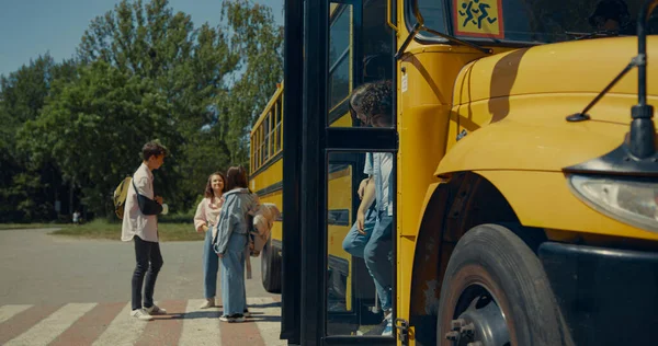 Δύο Μαθητές Δημοτικού Σχολείου Αφήνοντας Κίτρινο Κλασικό Λεωφορείο Κουβέντα Χαρούμενοι — Φωτογραφία Αρχείου