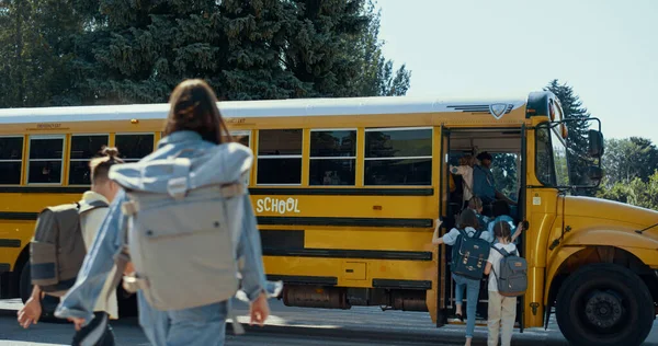 Радостная Группа Студентов Бежит Школьному Автобусу Солнечным Утром Активные Дети — стоковое фото