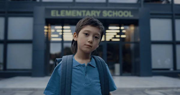 Retrato Pequeño Alumno Pensativo Frente Entrada Escuela Primaria Moderna Preadolescente — Foto de Stock