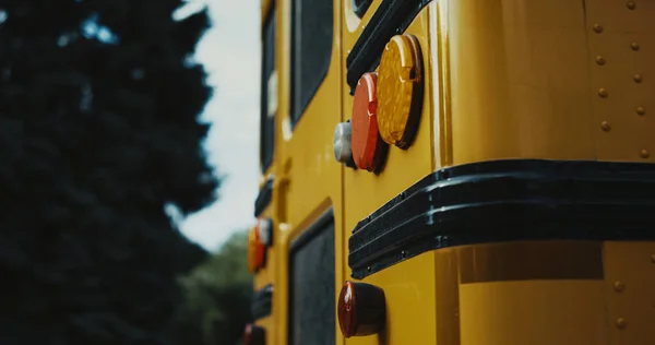 Visão Traseira Escola Ônibus Amarelo Faróis Vermelhos Estacionamento Livre Perto — Fotografia de Stock