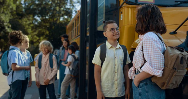Duas Alunas Alegres Estão Conversando Ônibus Escola Esperando Ônibus Embarcar — Fotografia de Stock
