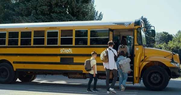 Alunos Adolescentes Energéticos Correndo Para Ônibus Escolar Amarelo Boas Crianças — Fotografia de Stock