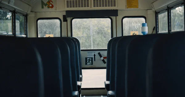 Autobús Escolar Americano Interior Permaneciendo Vacío Aparcamiento Cerca Vehículo Seguridad — Foto de Stock