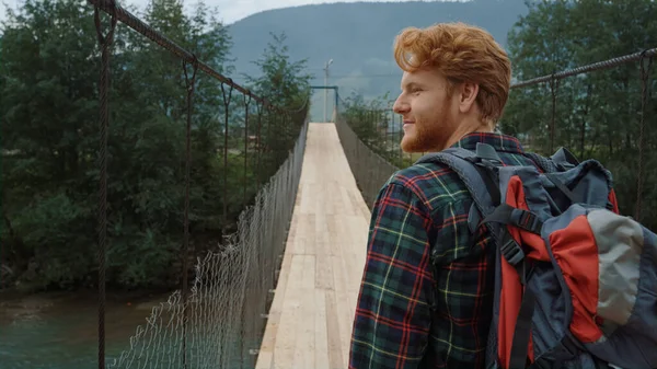 Turista Godendo Paesaggio Montagna Blogger Viaggi Indossa Zaino Durante Autostop — Foto Stock