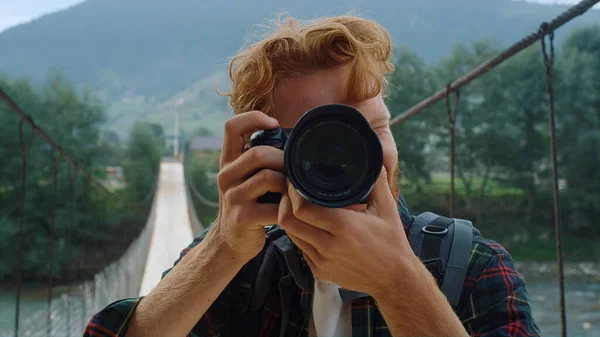 Wandelaar Maakt Foto Professionele Camera Lens Close Glimlachende Fotografe Maken — Stockfoto