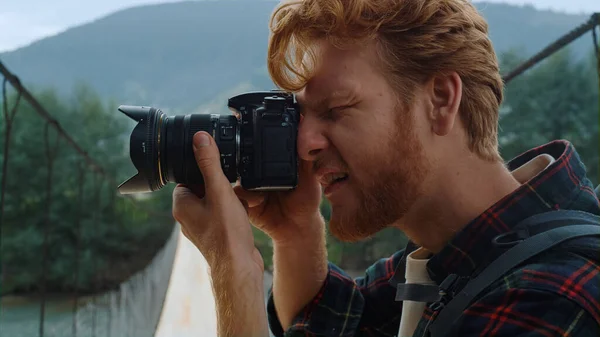 Κοντινό Πλάνο Hipster Κάνουν Εικόνα Χρησιμοποιώντας Κάμερα Στη Γέφυρα Του — Φωτογραφία Αρχείου