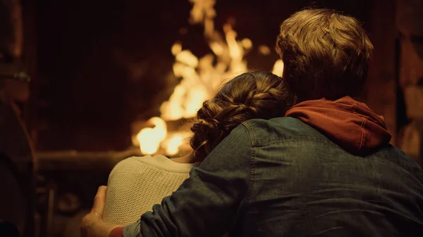 Casal Romântico Abraçar Abraço Data Amor Dois Amantes Gostam Olhar — Fotografia de Stock