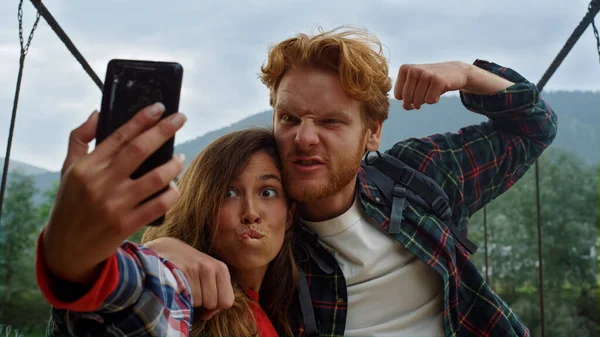 Casal Feliz Tirando Fotos Celular Amigos Gostam Viajar Nas Montanhas — Fotografia de Stock