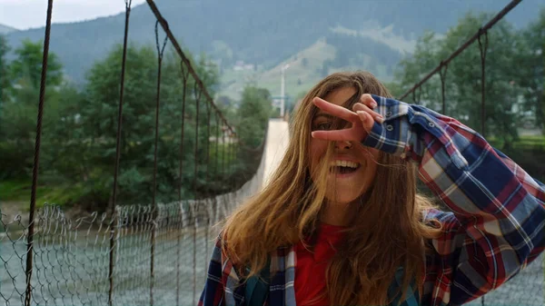 Lachende Hipster Geniet Van Natuurinspiratie Het Berglandschap Een Gelukkige Vrouw — Stockfoto