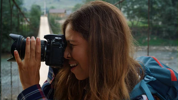 Hitchhiker Woman Taking Photos Using Digital Camera Nature Forest Mountains — Zdjęcie stockowe