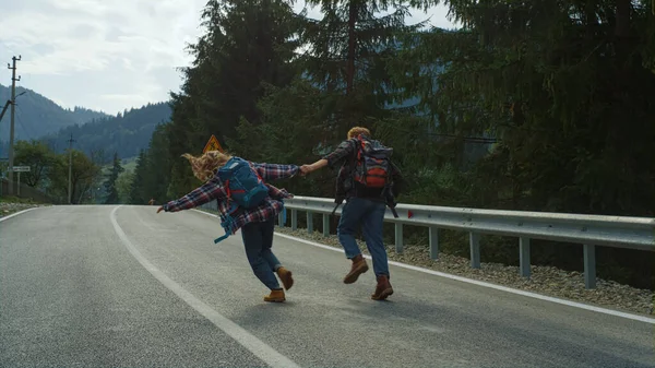 Εραστές Χορεύουν Γύρω Από Δασική Φύση Στο Δρόμο Βουνά Δύο — Φωτογραφία Αρχείου