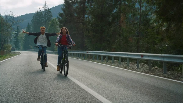 Εραστές Ποδήλατο Ορεινά Ποδήλατα Στο Δρόμο Της Φύσης Ευτυχισμένο Ζευγάρι — Φωτογραφία Αρχείου