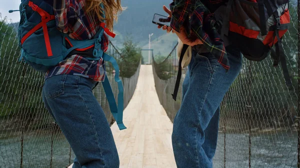 Paar Benen Dansen Samen Natuurrivierbrug Onbekende Toeristen Bewegen Lichaam Bergen — Stockfoto