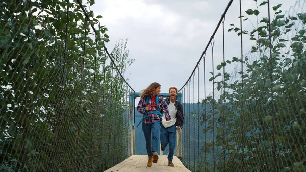 Divertida Pareja Corriendo Naturaleza Puente Del Río Montañas Dos Excursionistas —  Fotos de Stock