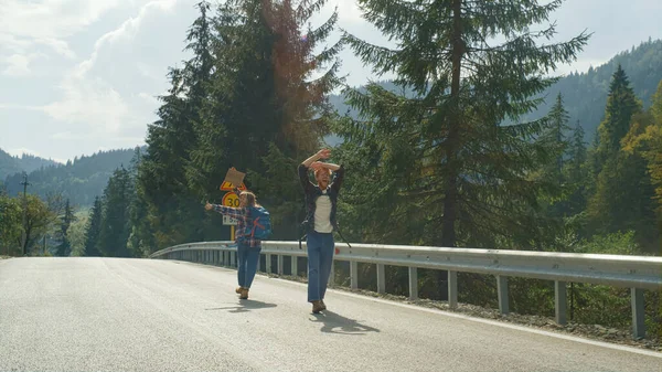 Μερικοί Πεζοπόροι Σταματούν Έξω Ορεινοί Τουρίστες Κινούνται Χέρι Χέρι Στην — Φωτογραφία Αρχείου