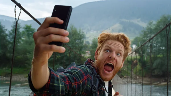 Ενθουσιασμένος Τουρίστας Λαμβάνοντας Selfie Στην Κάμερα Smartphone Κοντινό Τζίντζερ Τύπος — Φωτογραφία Αρχείου