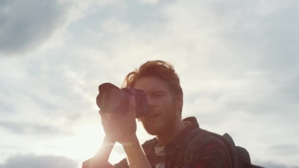 Photographing Hipster Enjoy Photo Shooting Camera Wild Nature Sunrise Portrait — Stok video