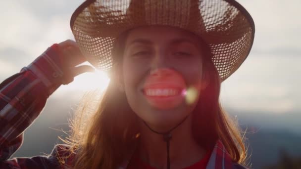 Крупним Планом Подорожі Дівчина Посміхається Горах Захід Сонця Природа Щаслива — стокове відео
