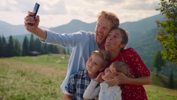 Playful Family Grimacing Selfie Holding Smartphone Mountain Slope Close Cheerful — Stockvideo