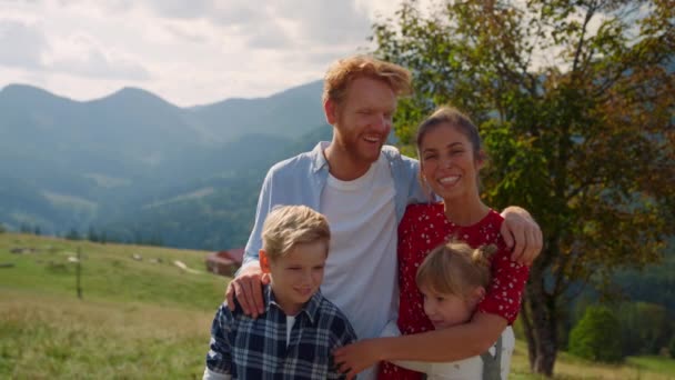 Happy Family Hugging Mountain Hill Sunny Day Close Cheerful Couple — Wideo stockowe