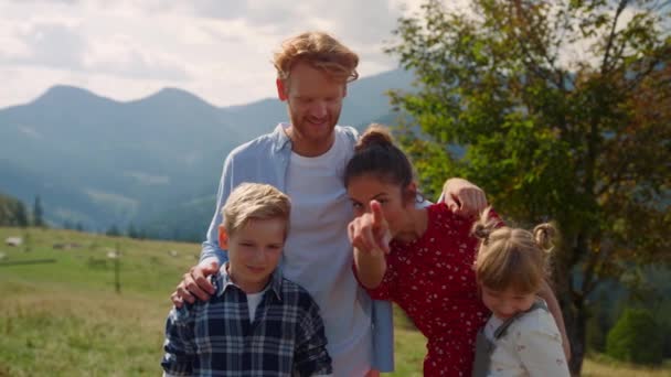Smiling Family Posing Summer Mountains Close Cheerful Woman Pointing Finger — Video