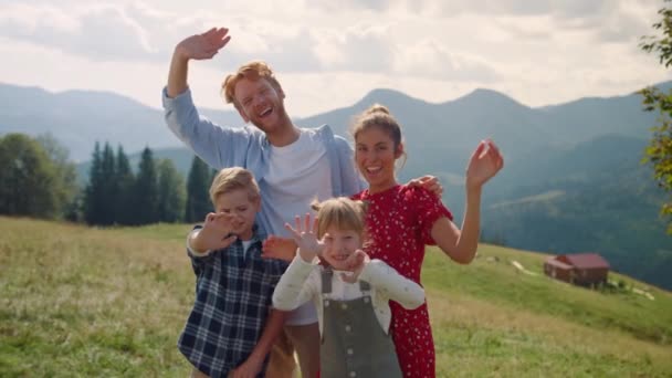 Laughing Family Waving Hands Camera Standing Mountain Hill Happy Parents — Stok Video