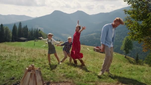 Χαμογελαστή Οικογένεια Που Παίζει Περίεργες Πόζες Στο Γκριν Χιλ Χαρούμενα — Αρχείο Βίντεο
